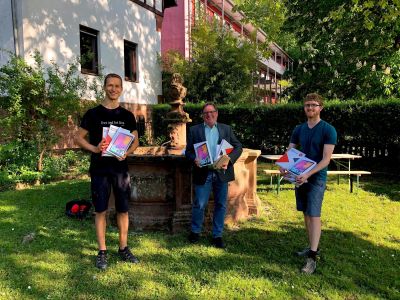 Janosh Riebesell und Florian Kleinicke übergeben fünf Samsung-Tablets an Ulrich Böhringer-Schmidtke, Einrichtungsleiter des Luise Scheppler Heims in Heidelberg, 27.04.2020