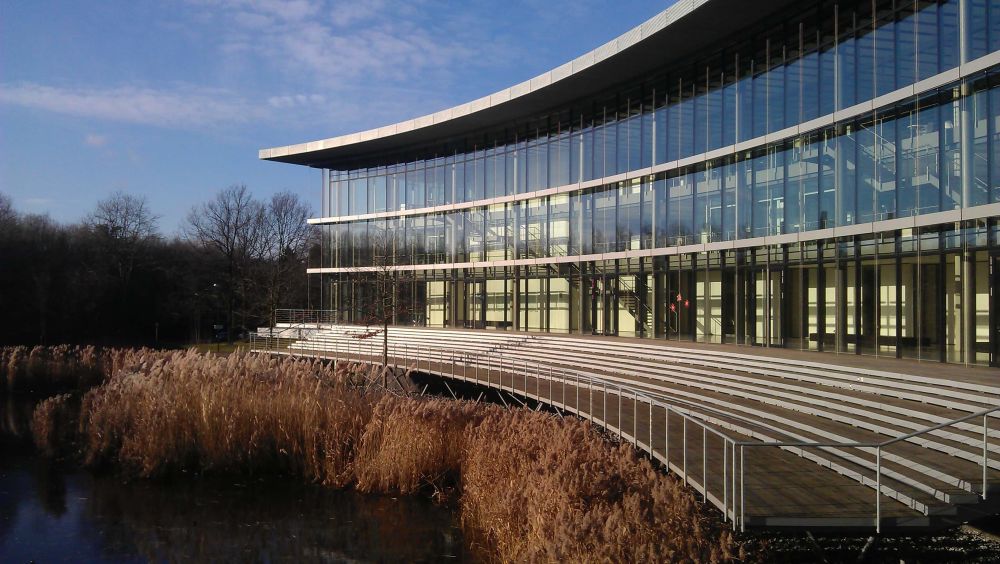 Terrasse am See des Öconomicum der HHU Düsseldorf