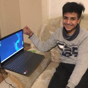 Majeed aus Trier mit seinem neuen Laptop für das Homeschooling (21. Jan 2021)