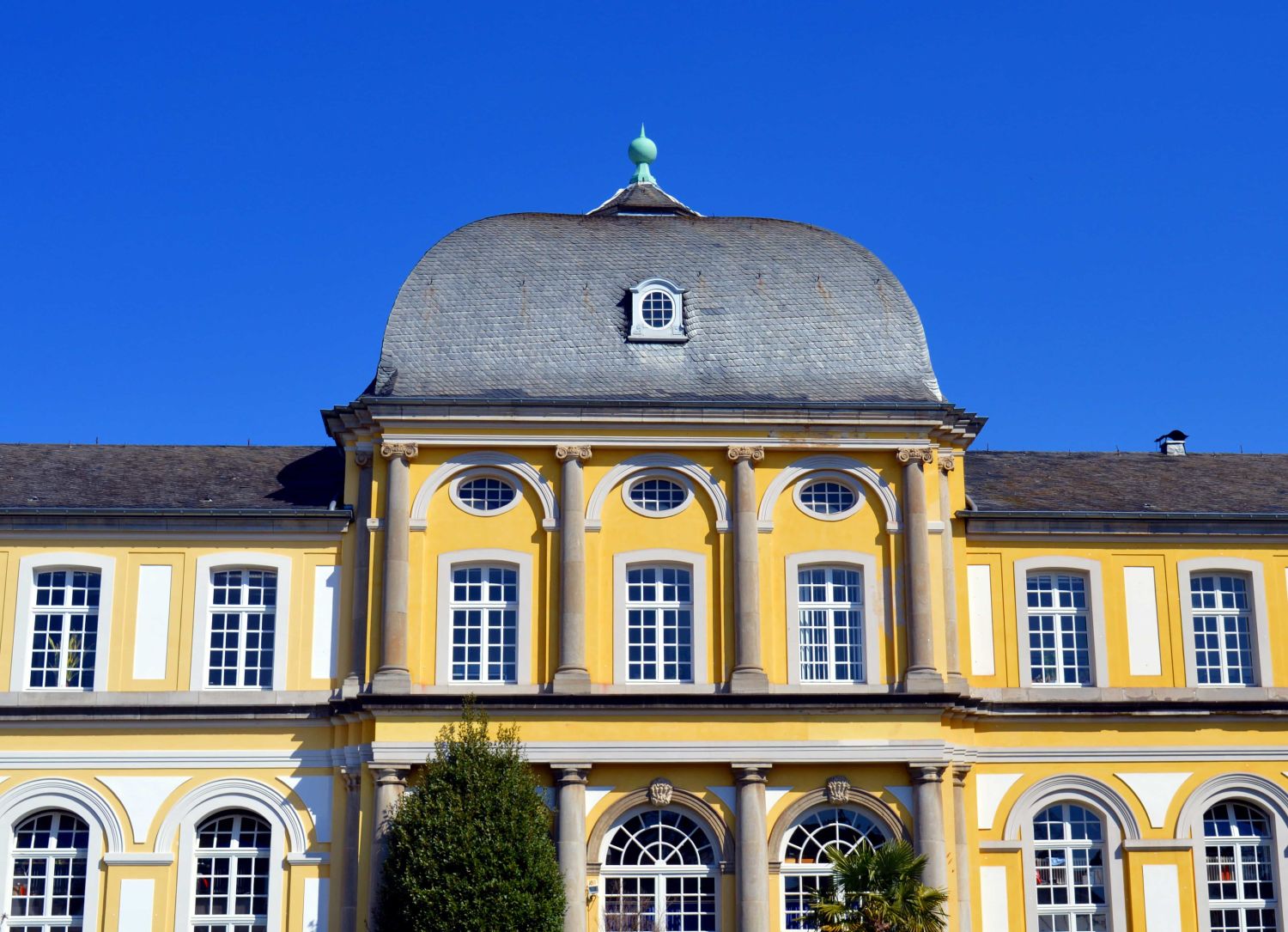 Pixabay: https://pixabay.com/photos/castle-poppelsdorfer-schloss-bonn-2184938