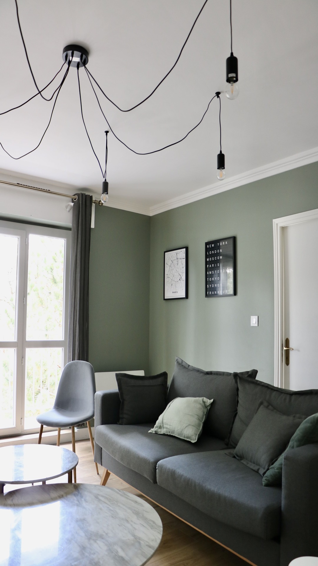 salon avec canape, table basse et mur vert