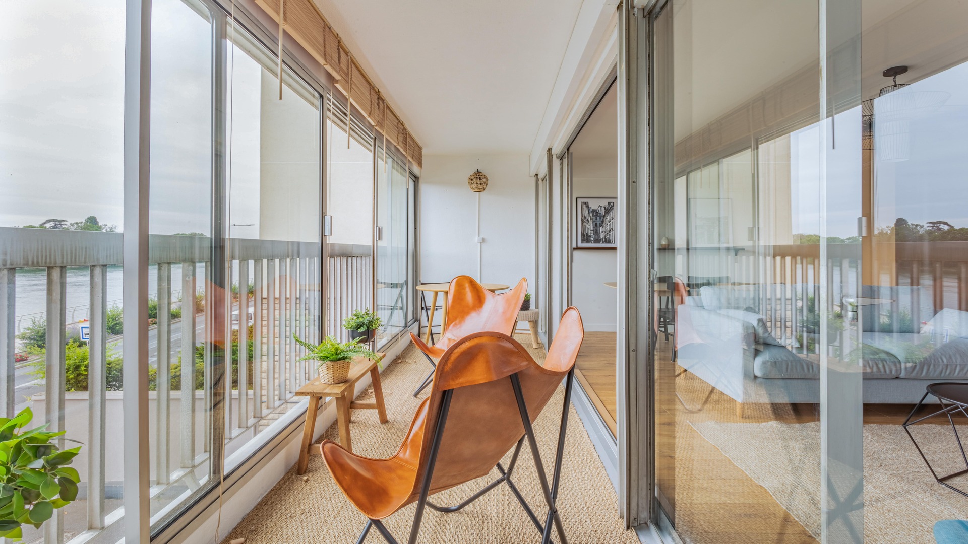 balcon avec chaise et grande baie vitré