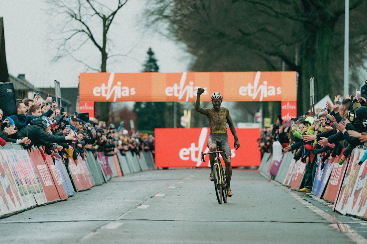 Coupe du Monde Cyclocross UCI 20242025 Van Aert se joint à la fête Coupe du Monde Cyclocross UCI 20242025 Van Aert se joint à la fête