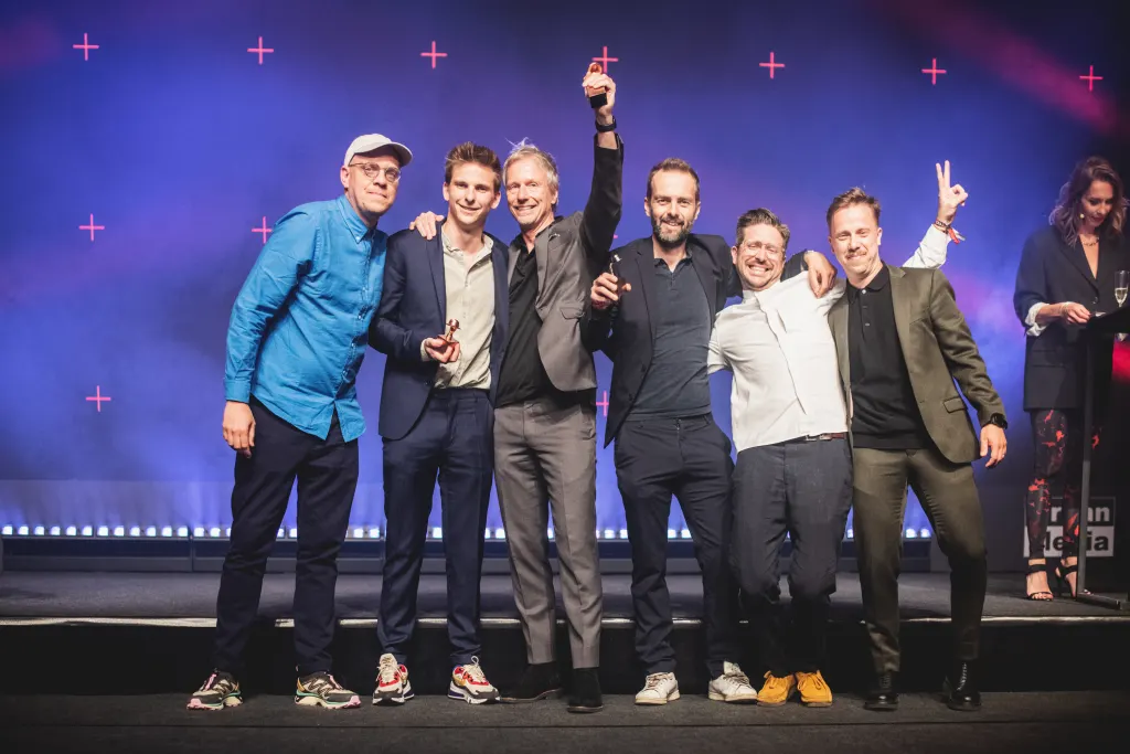 Het team van De Morgen neemt zijn prijzen in ontvangst op de Creative Belgium Awards in Knokke