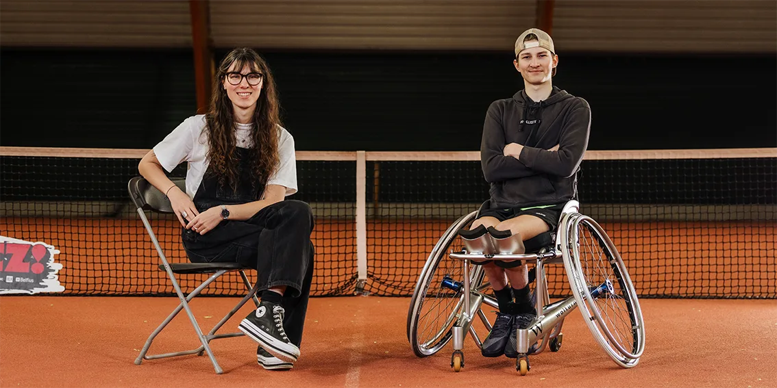 Door een ongelukkige val in een trampolinepark belandde Jasper (18) vorig jaar in een rolstoel, maar met rolstoeltennis bouwt hij nu opnieuw aan zijn sportdromen