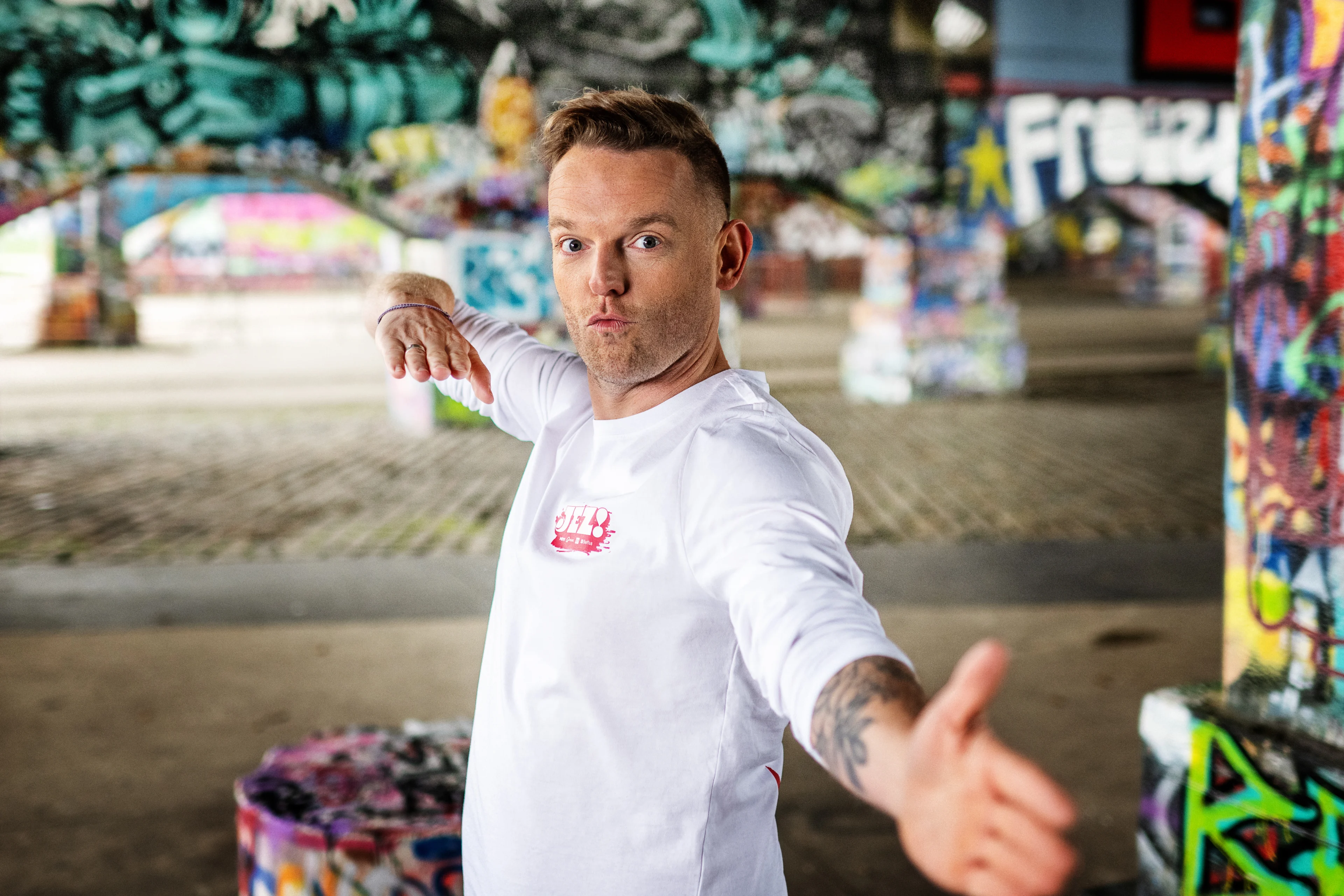 Qmusic-dj Tom De Cock presenteert vier weken lang JEZ! PLEASE!, een gloednieuwe live jongerentalkshow