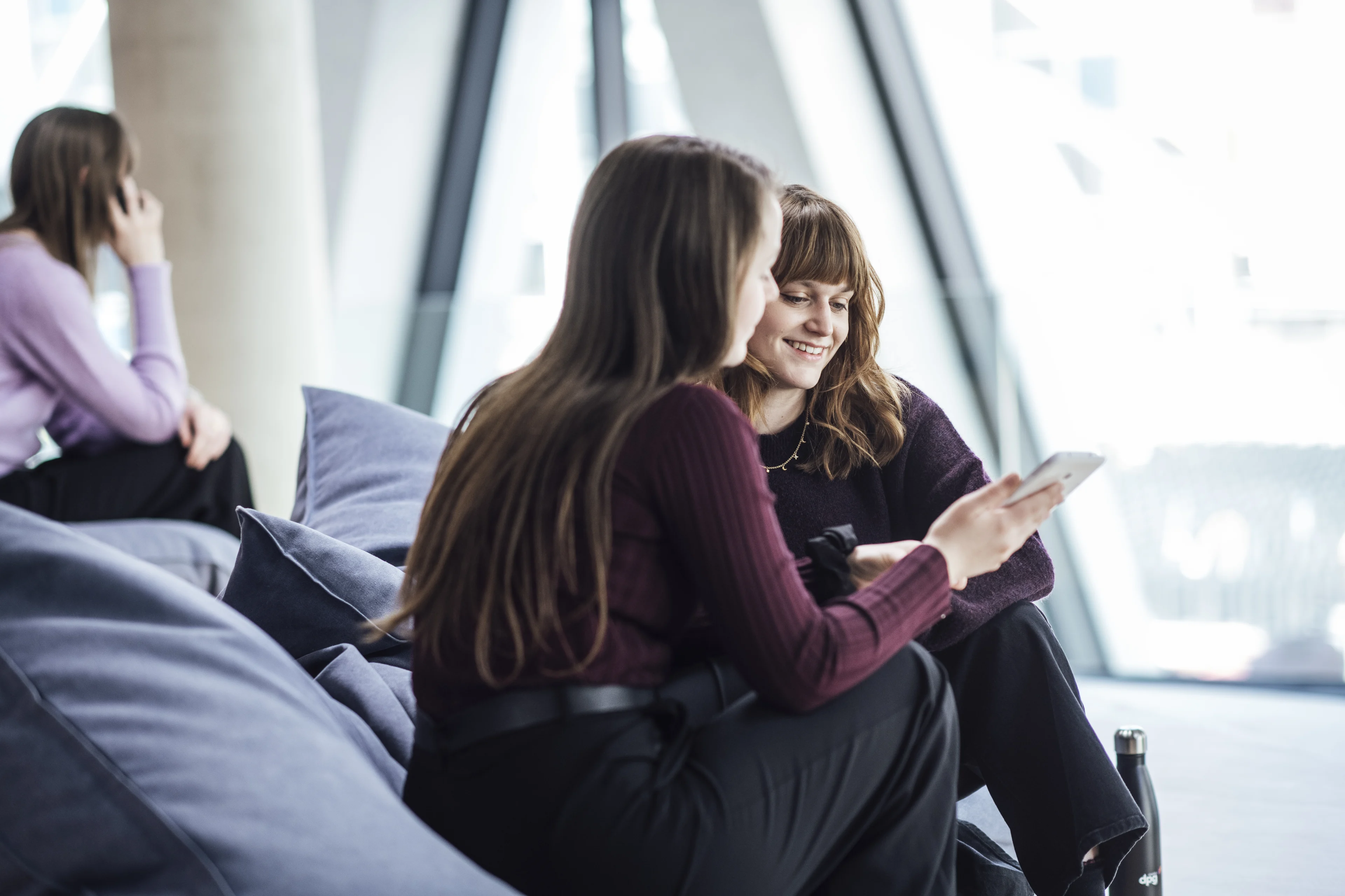 vrouwen scrollen op een tablet