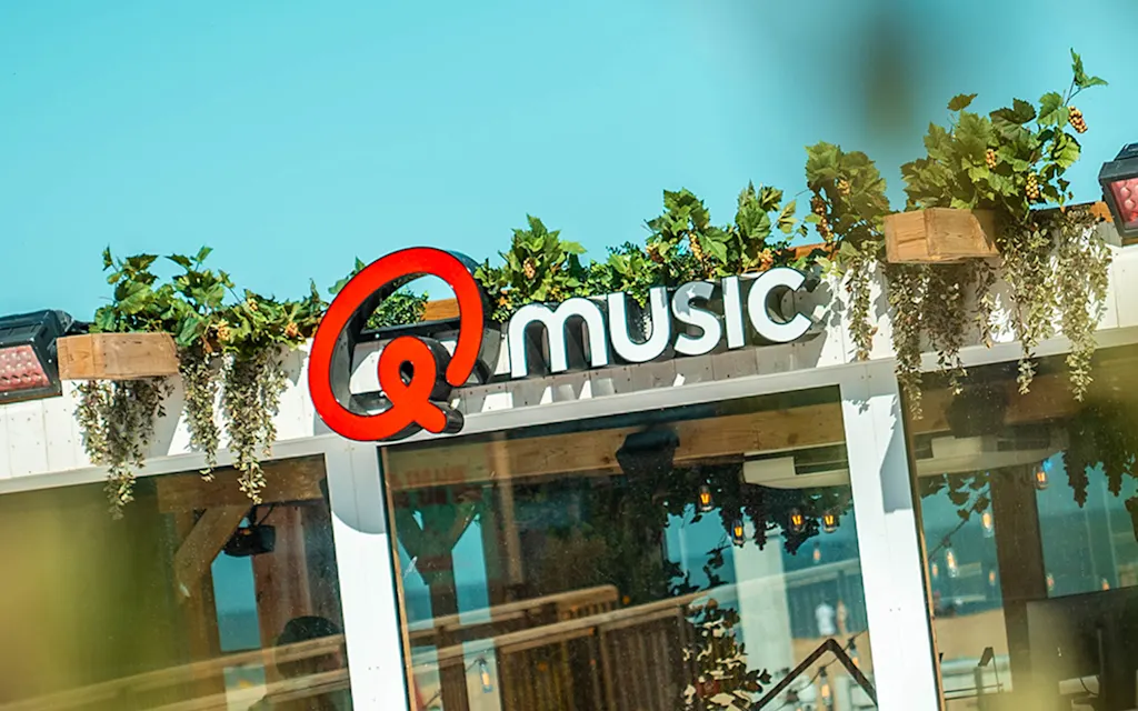 Sunset concert by Gers Pardoel at Q-Beach House