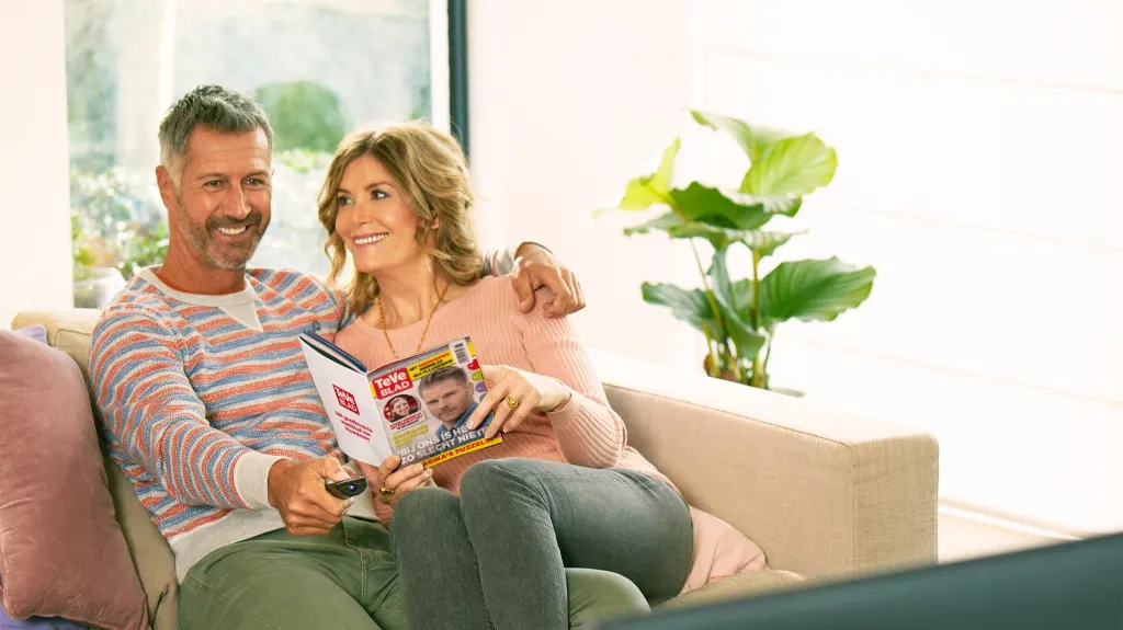 Photo of 2 people reading Teve Blad in the sofa