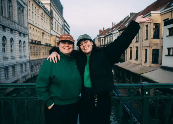 Jong en Zot Getalenteerd - Van naald tot draad: Ondernemerskoppel Louise (25) en Julie (26) doen met Tice Nits meer dan borduren 