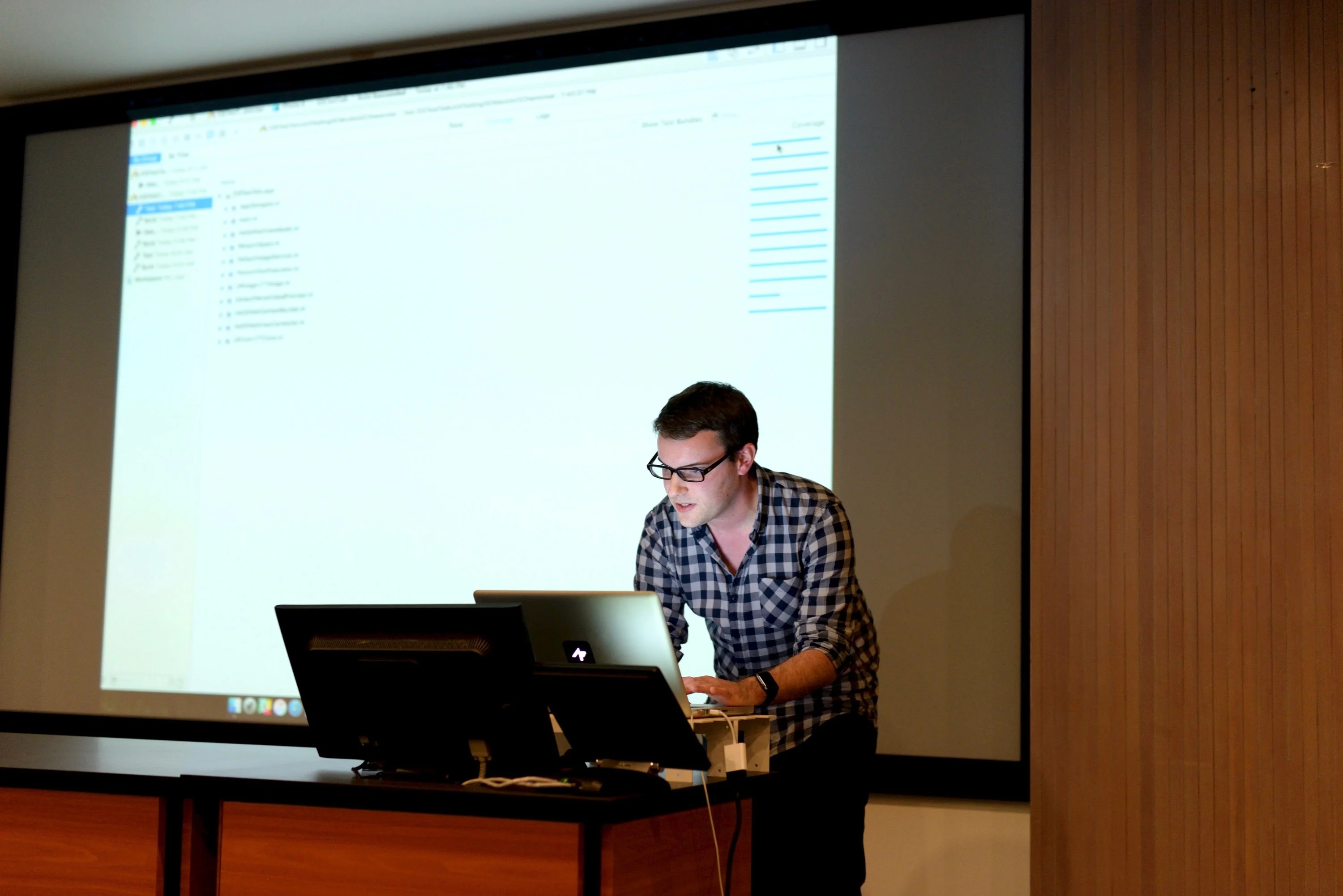 Joris Dubois in front of a computer giving a speech