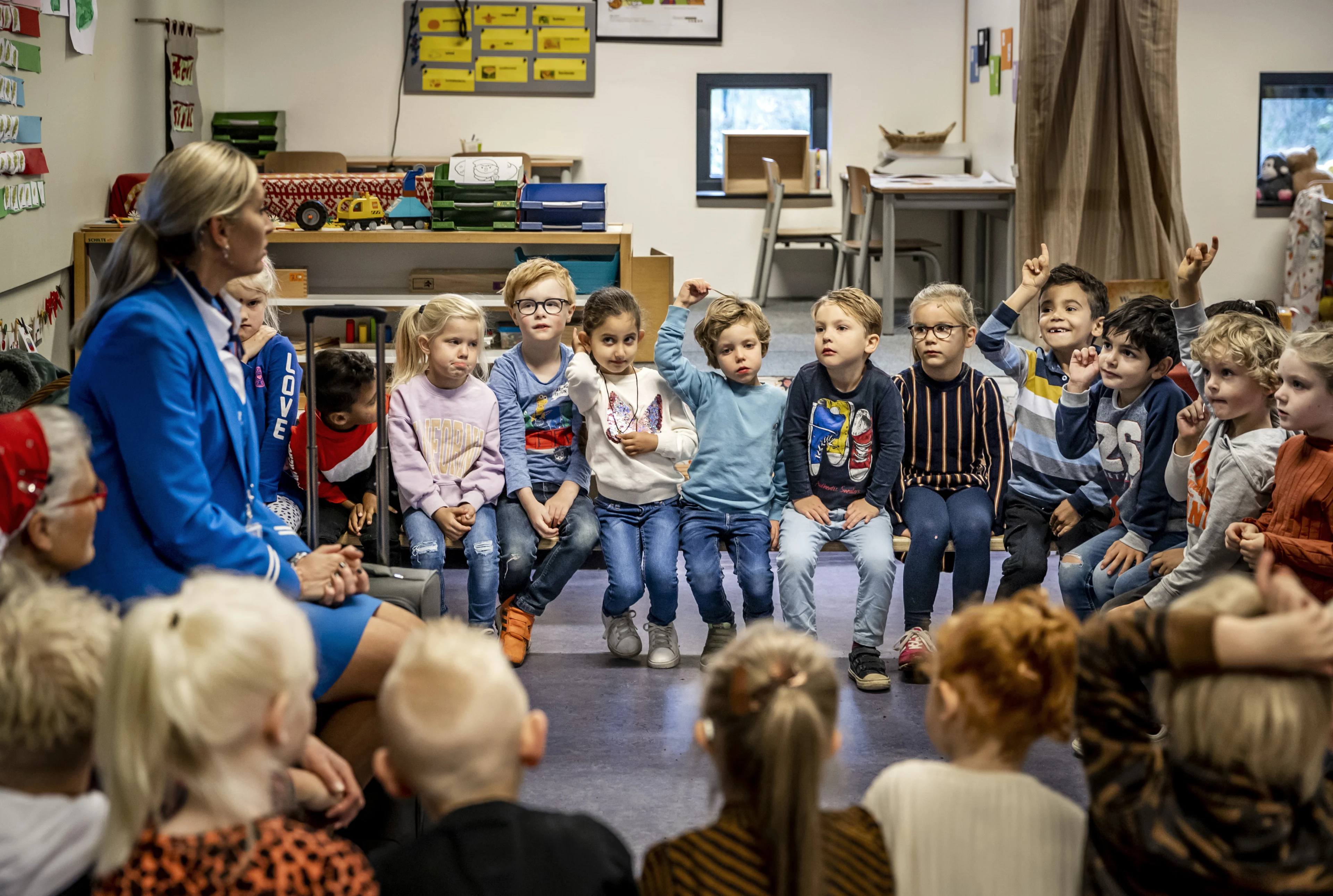 Kindjes zitten in een kring in de klas