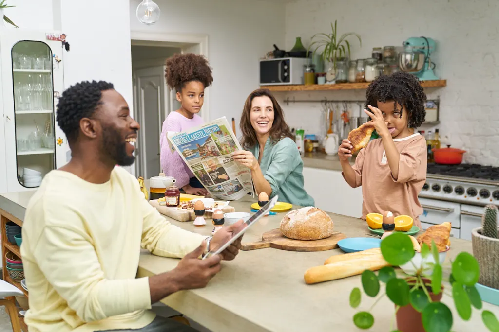 Familie van 4 leest Het Laatste Nieuws bij het ontbijt