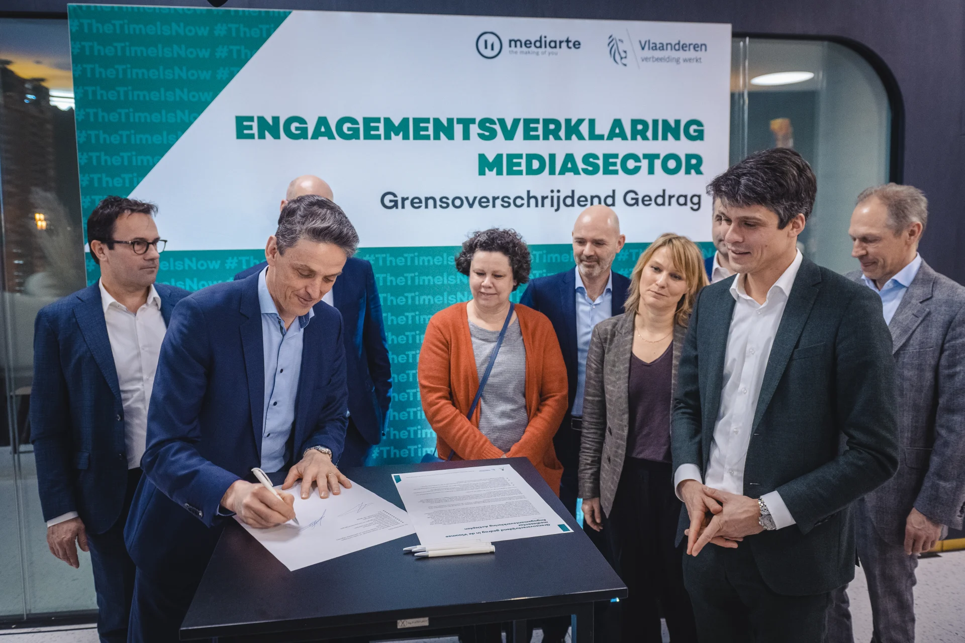 Kris Vervaet, CEO DPG Media België, signs the sector charter