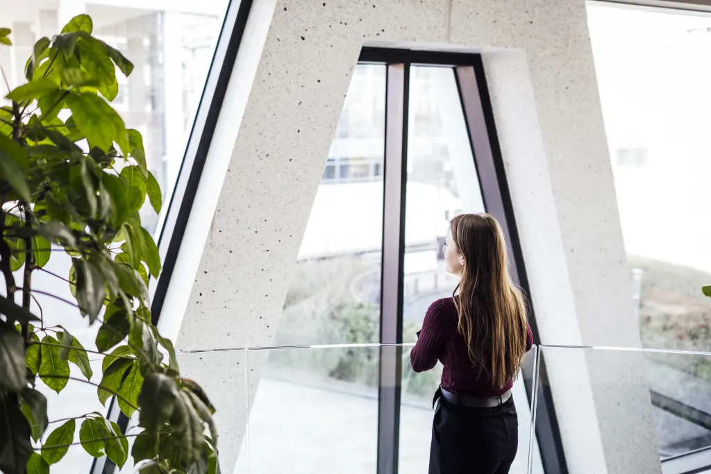 vrouw kijkt uit een raam