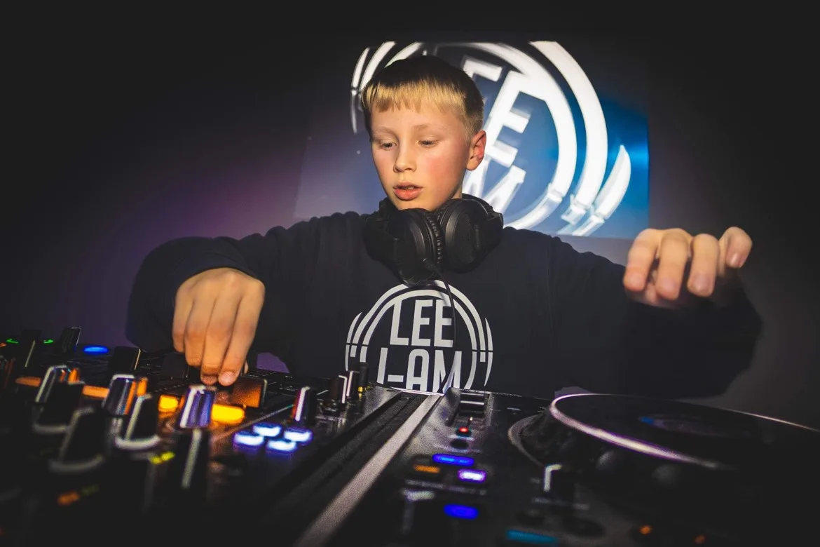 Jong en Zot Getalenteerd – Kleine dj, groot talent: Liam Vandeleur (9) droomt van Tomorrowland