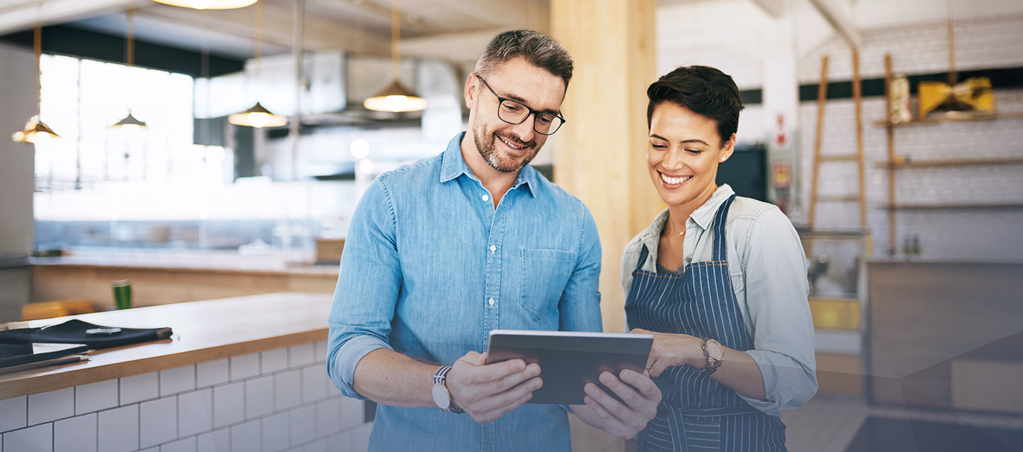 Une femme tape sur un clavier d’ordinateur portable.