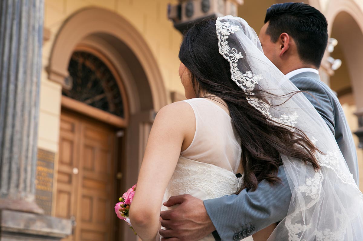 couple-getting-married-at-courthouse