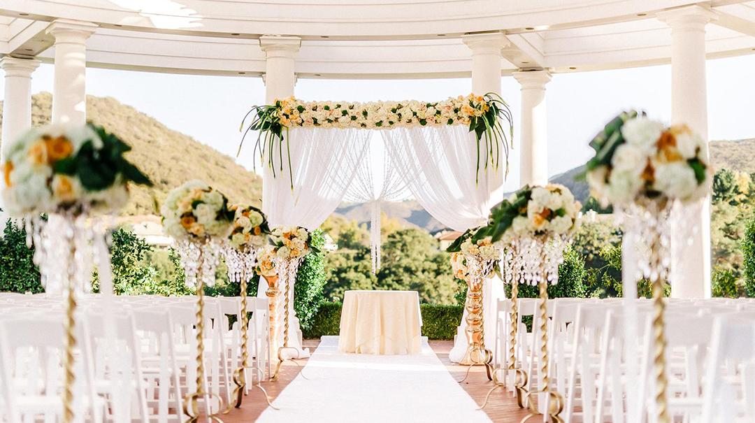 Elegant Wedding Aisle Ideas That Transform Your Ceremony Into a Dream Setting 5 https://images.ctfassets.net/77l22z9el0aa/2486tmSxQbXDDXk4Q3Ooy/04258d2e8dd4246009f1f3359804197f/Hero_LuxuriousRomanceinCalifornia_RewindPhotography.jpg?fit=fill&h=605&q=75&w=1080
