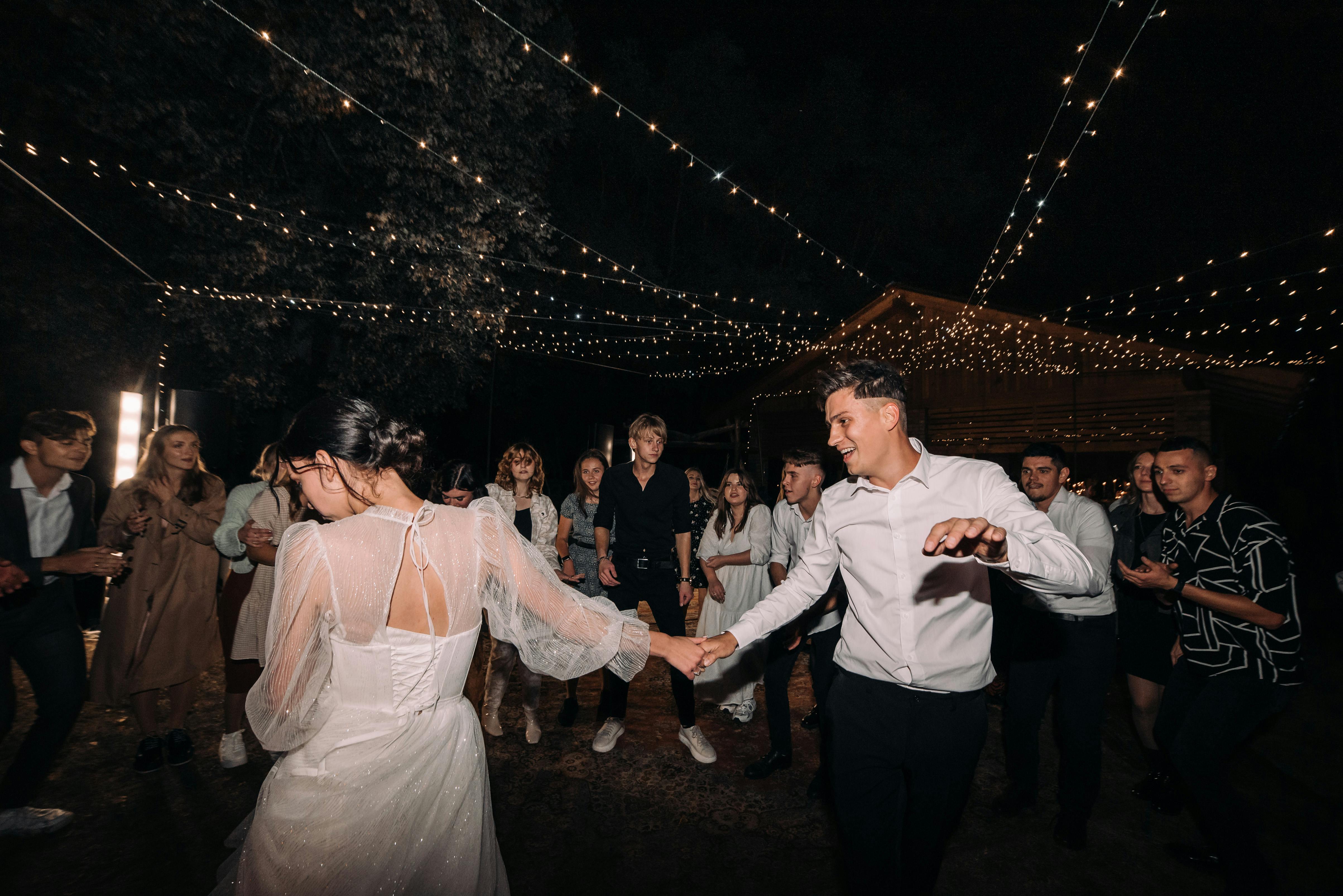WEDDING GUESTS DANCING