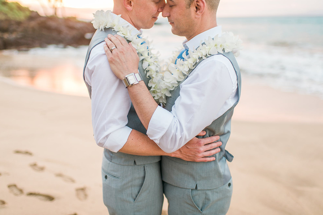 Wedding Attire 101 Men s Beach Attire Zola Expert Wedding Advice