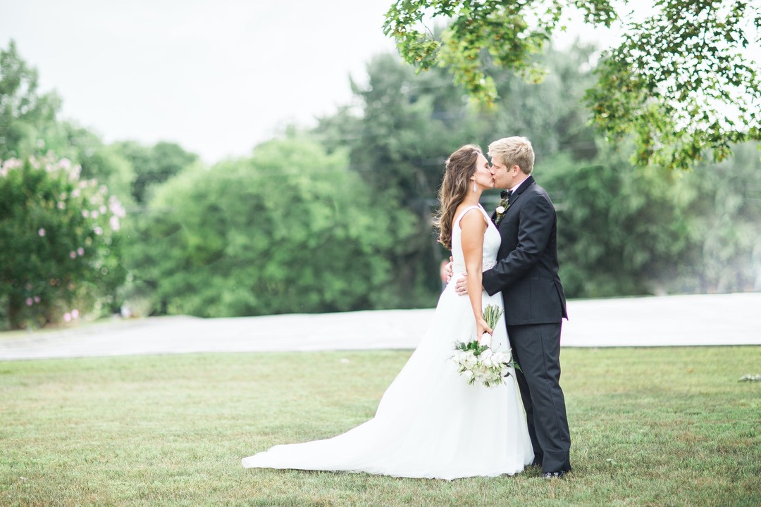 How Do You Attach a Train to a Wedding Dress?