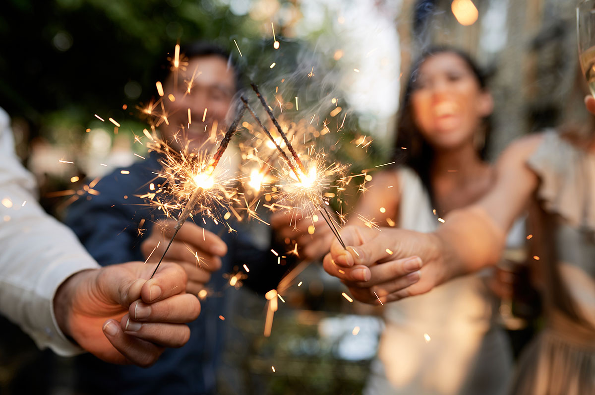 wedding-guests-with-sparklers