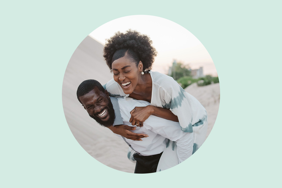 10 Easy, Romantic & Fun Poses for Your Engagement Photos