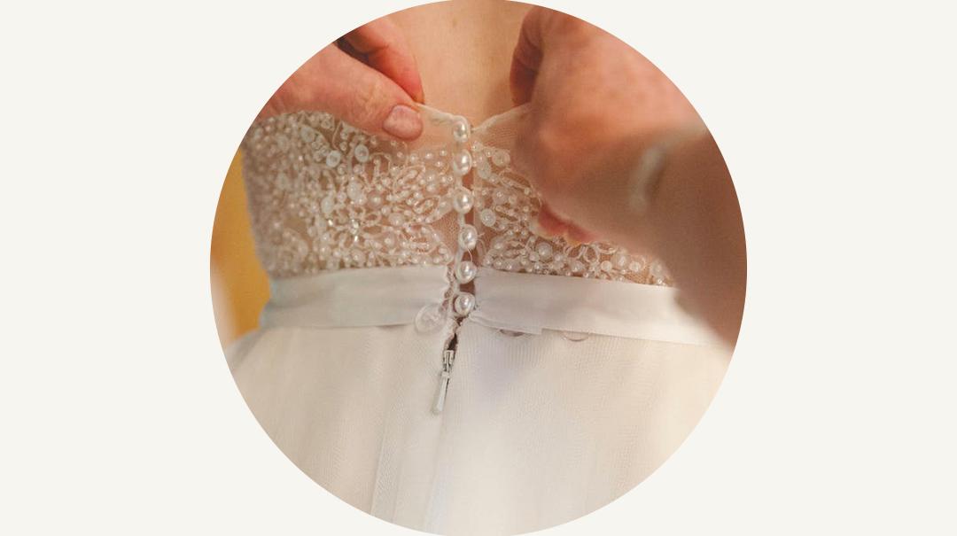 5 Common Wedding Dress Zipper Malfunctions & How To Fix Them - Zola Expert Wedding Advice 5 Common Wedding Dress Zipper Malfunctions & How To Fix Them - Zola Expert Wedding Advice