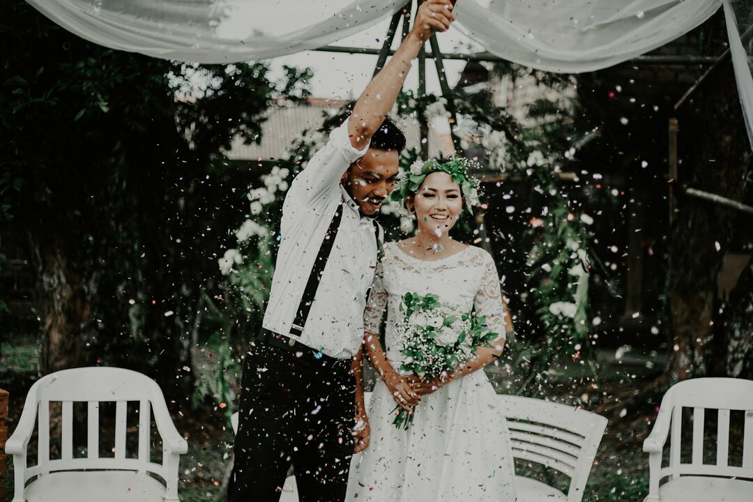 The Pros and Cons of Using Wedding Confetti