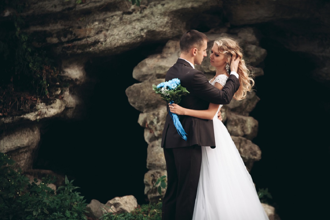 Extreme Wedding Venues: Cave Wedding