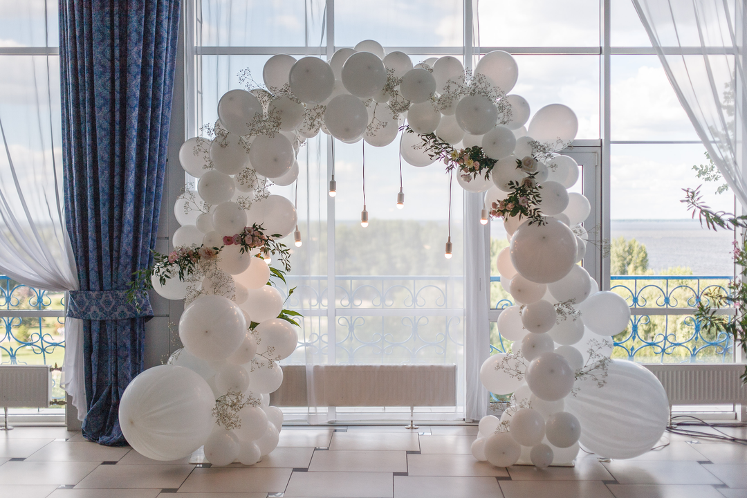 A Fun Way to Decorate Balloons!  Pretty balloons, Party balloons, Party  decorations