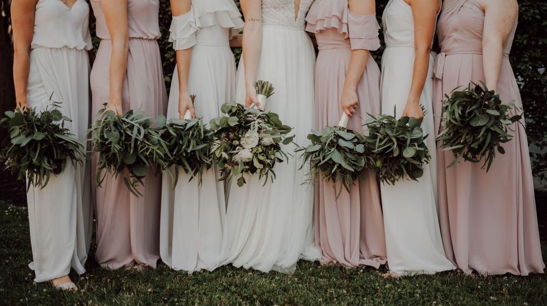 The Complete Guide to Mismatched Bridesmaid Dresses - Zola Expert Wedding Advice The Complete Guide to Mismatched Bridesmaid Dresses - Zola Expert Wedding Advice