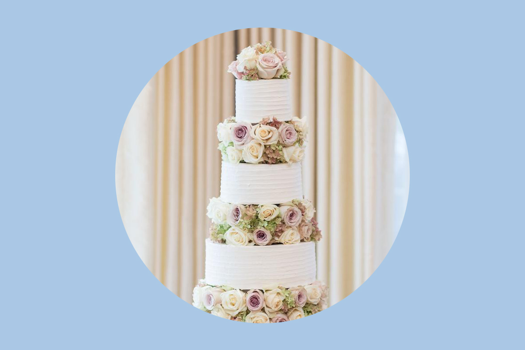 Tips for Incorporating Flowers into Your Wedding Cake