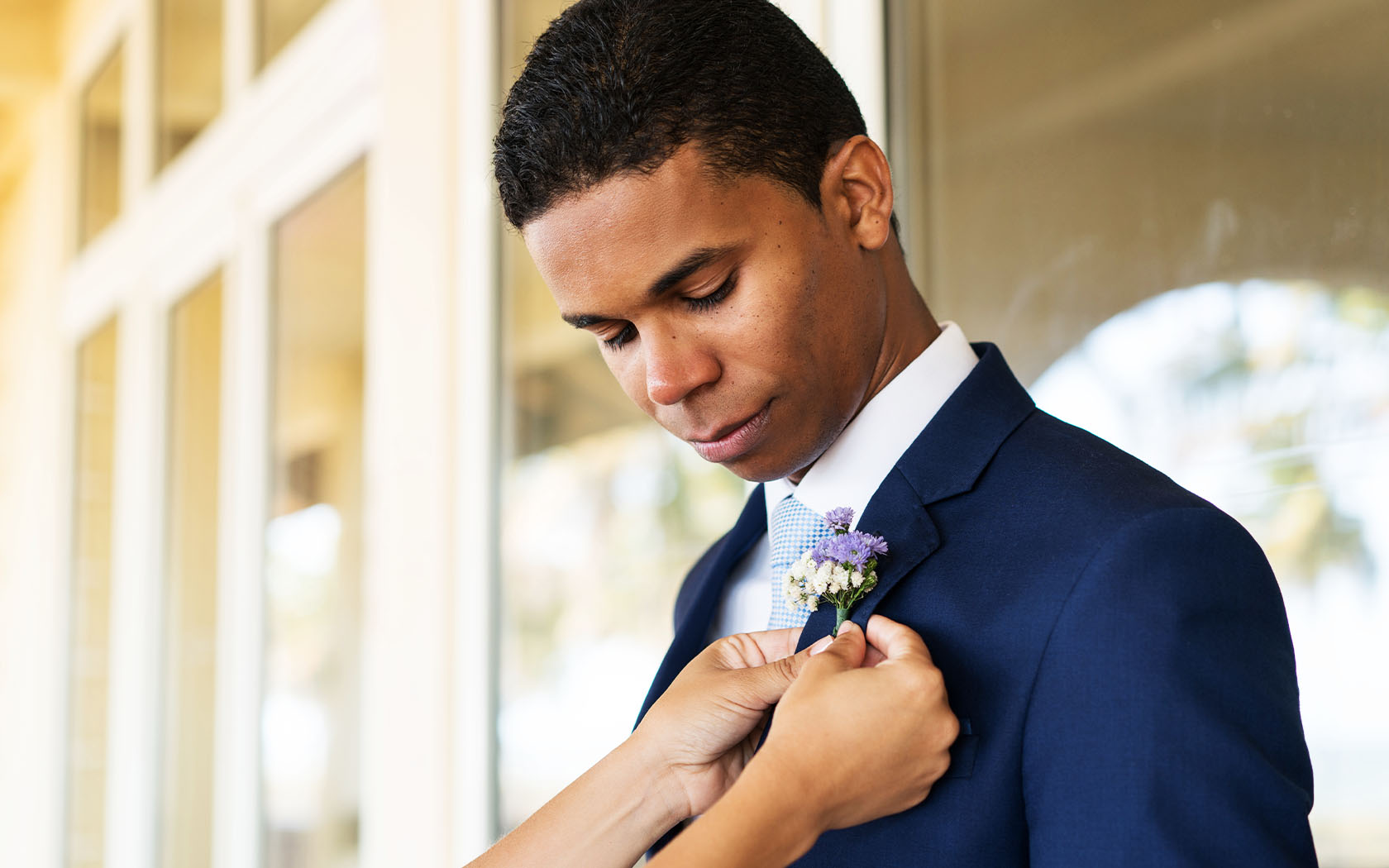 adjusting-the-boutonniere