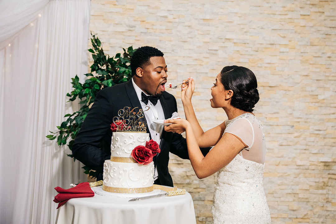 new married couple cutting beautiful Wedding Cake Stock Photo - Alamy