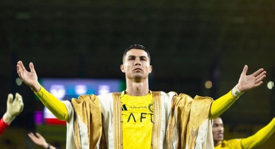 Ronaldo gây sốt với hình ảnh uy quyền