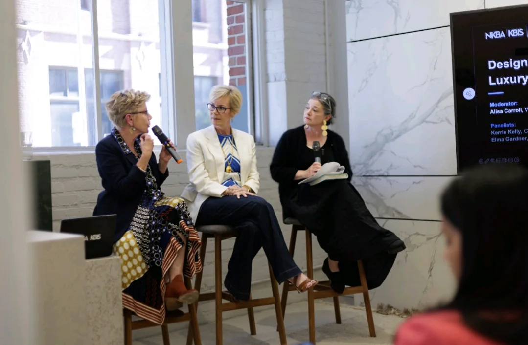 seated-panel-discussion