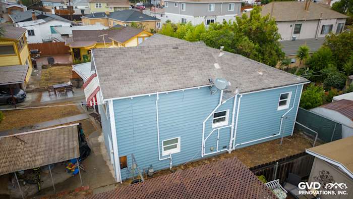 New Alside Prodigy vinyl siding in blue on a home's exterior in Oakland, showcasing energy-efficient updates