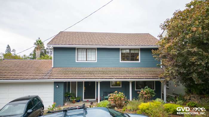 Home exterior showcasing James Hardie Evening Blue Cedarmill lap siding and Rustic Grain Arctic White trim in Oakland