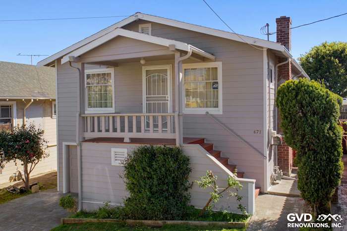 Oakland home featuring Pearl Gray HardiePlank siding, Arctic White trim, and Alside Mezzo windows