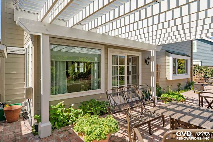 Monterey Taupe James Hardie lap siding with Arctic White trim, featuring Alside Mezzo windows in Foster City
