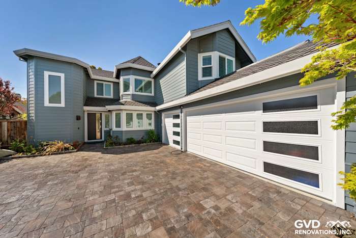 Boothbay Blue HardiePlank siding and Arctic White HardieTrim on a modern Foster City home exterior