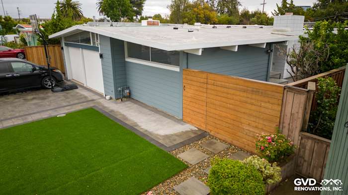 Boothbay Blue James Hardie siding with Arctic White trim on modern home exterior in San Mateo