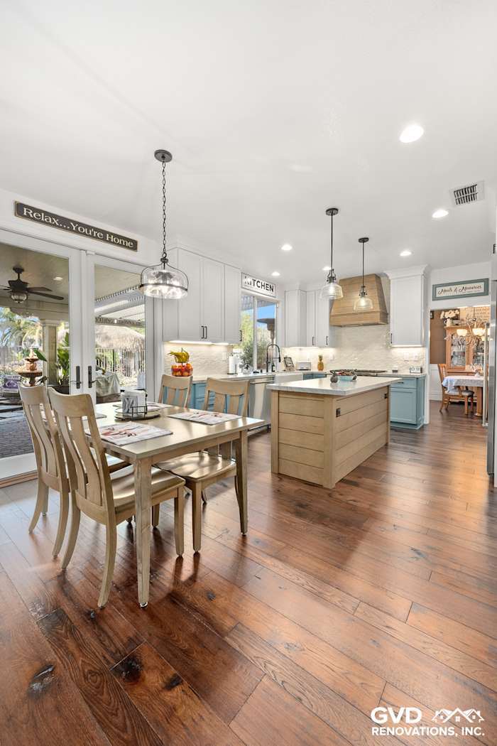 Modern kitchen remodel in Roseville featuring Fieldstone cabinetry, Denali White Quartzite countertops, and hardwood floors