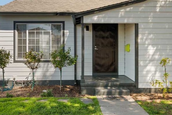 Arctic White James HardiePlank siding with Iron Gray trim on a renovated home exterior in San Leandro