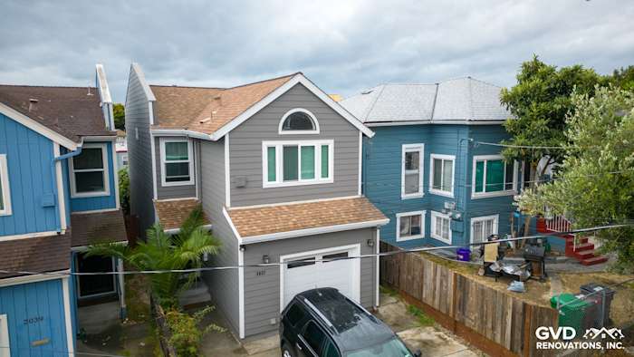 Oakland home exterior featuring Aged Pewter James Hardie siding and Arctic White HardieTrim, showcasing a modern design