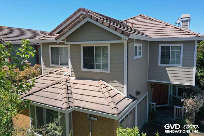 Monterey Taupe James Hardie siding and Arctic White trim enhance this Petaluma home's exterior