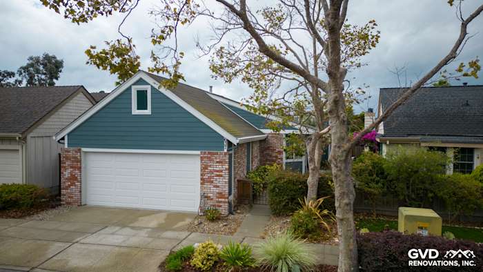 Home exterior showcasing Evening Blue HardiePlank siding and Arctic White HardieTrim boards in Alameda, CA