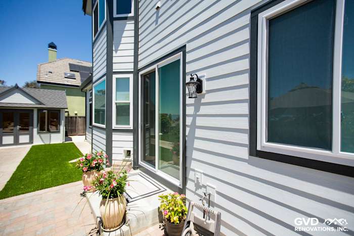 Arctic White James Hardie lap siding and Iron Gray trim on a home's exterior in Hayward, CA